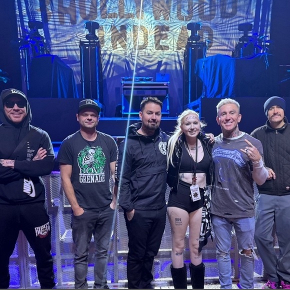 KaylaRose🌹26. Come 2 check my closet and shop!😌 thx <3 singer/artist/emo fashion - Picture 9 of 15